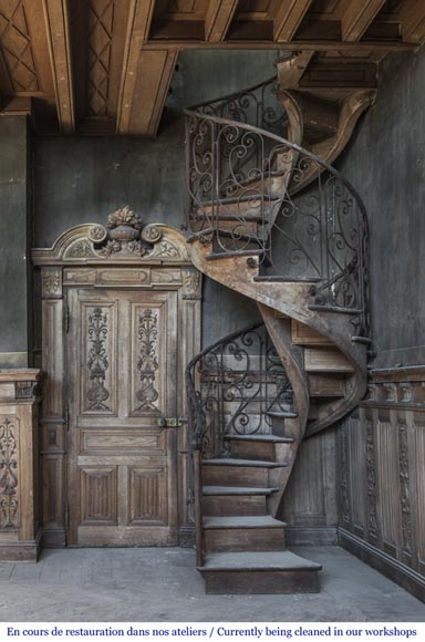 Bel escalier en colimaçon et rambarde en fer forgé à décor de fleurs et d'arabesques-0