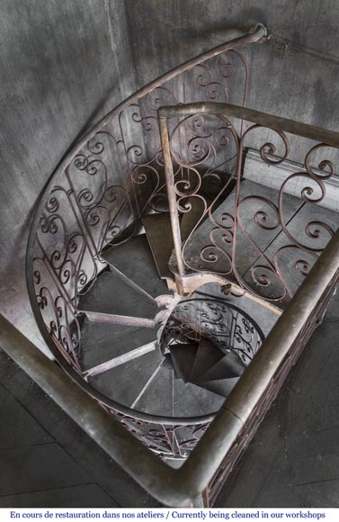 Bel escalier en colimaçon et rambarde en fer forgé à décor de fleurs et d'arabesques-3