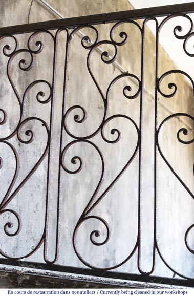 Bel escalier en colimaçon et rambarde en fer forgé à décor de fleurs et d'arabesques-5