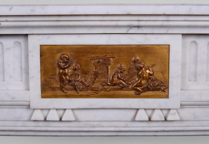 Cheminée ancienne de style Napoléon III en marbre de Carrare et ornementations de bronze doré-1