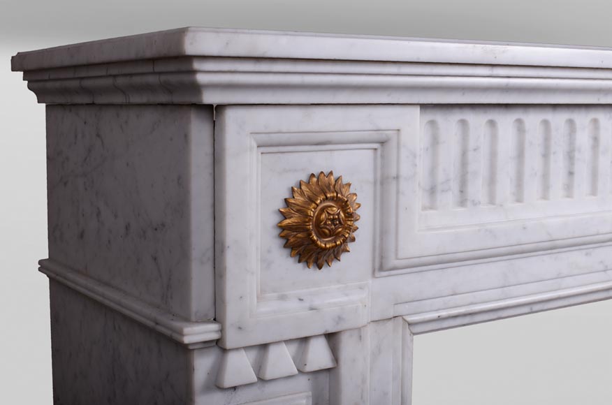 Cheminée ancienne de style Napoléon III en marbre de Carrare et ornementations de bronze doré-3