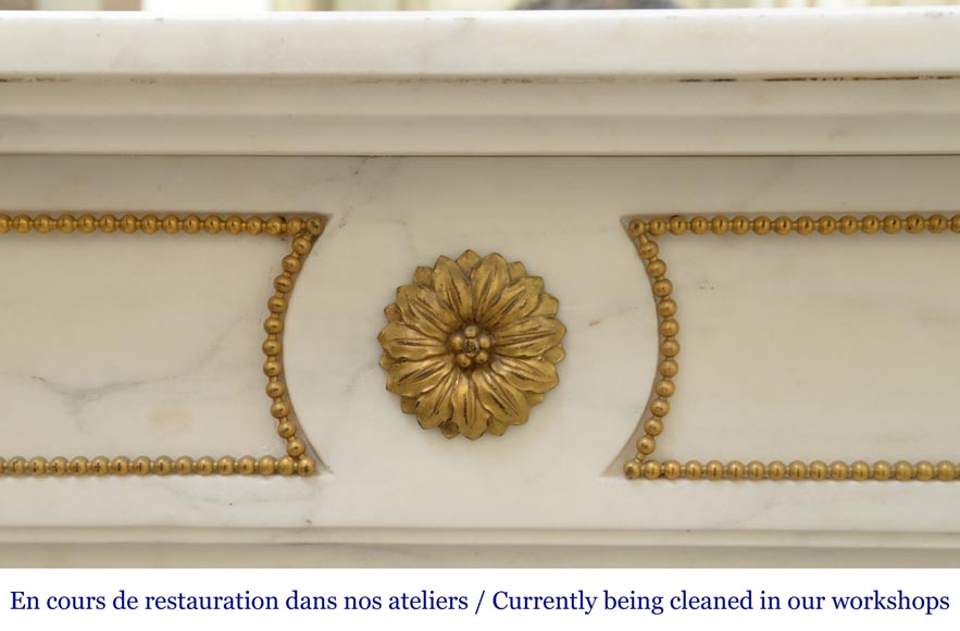 Cheminée ancienne de style Louis XVI, en marbre de Carrare et ornements de bronze doré-1