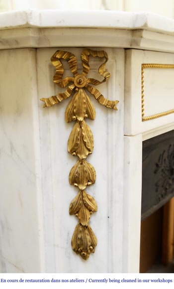 Cheminée ancienne de style Louis XVI, en marbre de Carrare et ornements de bronze doré-3