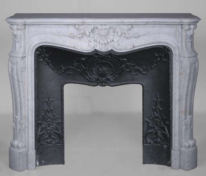 Cheminée de style Louis XV en marbre de Carrare, modèle à gland-0