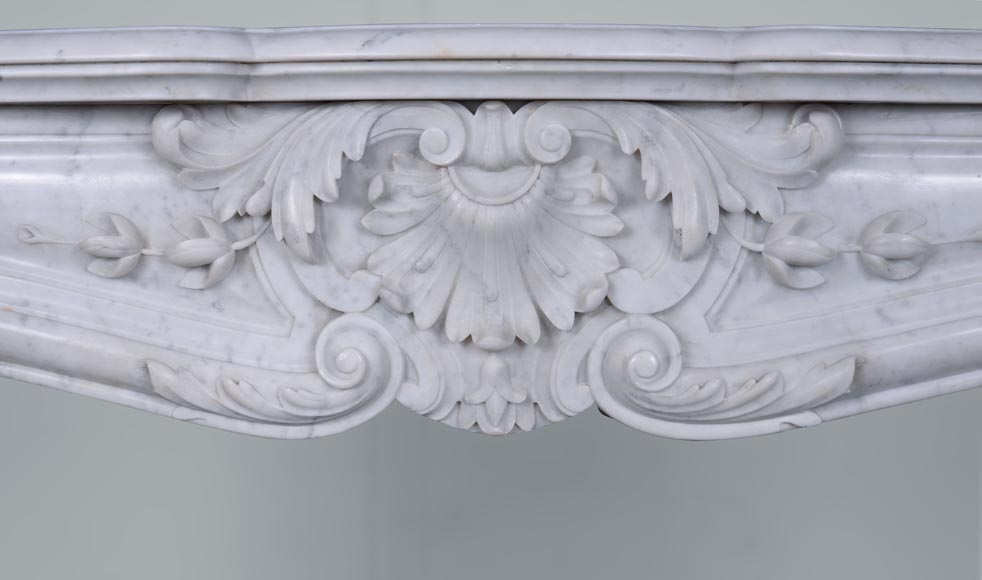 Cheminée de style Louis XV en marbre de Carrare, modèle à gland-1