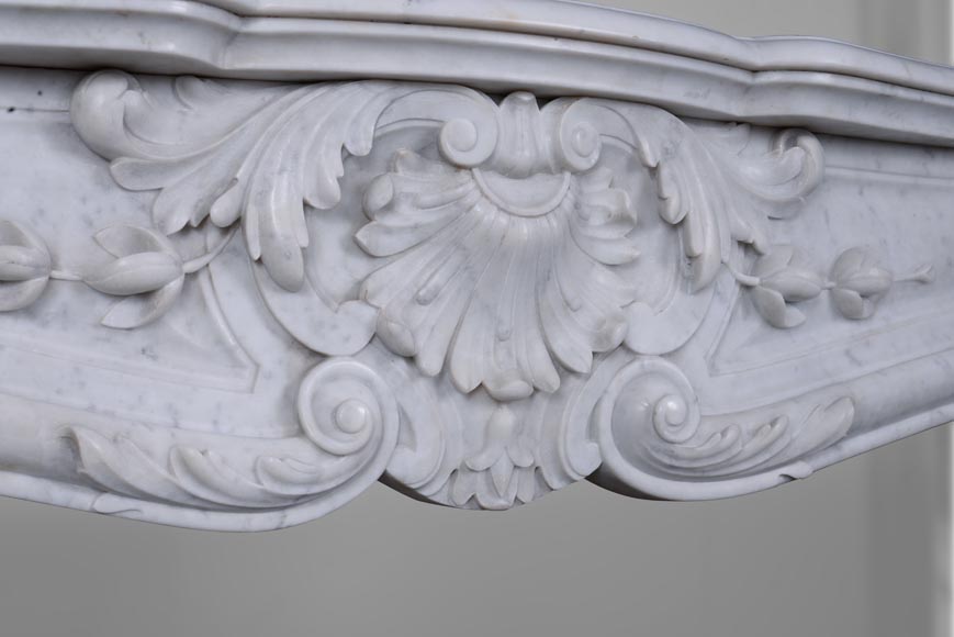 Cheminée de style Louis XV en marbre de Carrare, modèle à gland-2