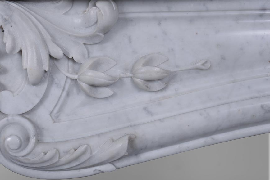 Cheminée de style Louis XV en marbre de Carrare, modèle à gland-3