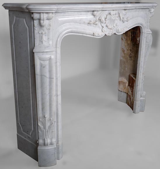 Cheminée de style Louis XV en marbre de Carrare, modèle à gland-4