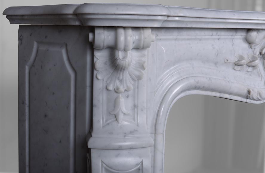 Cheminée de style Louis XV en marbre de Carrare, modèle à gland-5