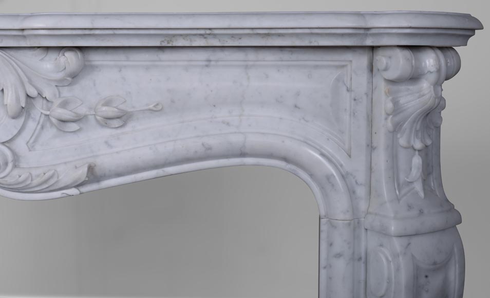Cheminée de style Louis XV en marbre de Carrare, modèle à gland-9