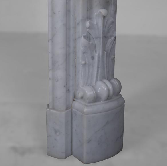 Cheminée de style Louis XV en marbre de Carrare, modèle à gland-10