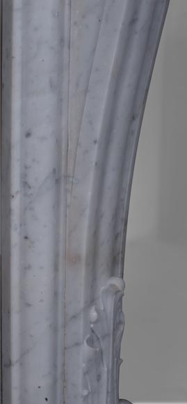 Cheminée de style Louis XV en marbre de Carrare, modèle à gland-11