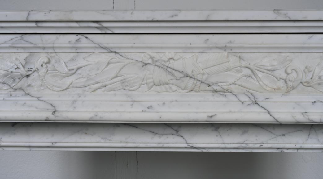 Cheminée de style Louis XVI aux attributs de Cupidon sculptée en marbre Arabescato-1