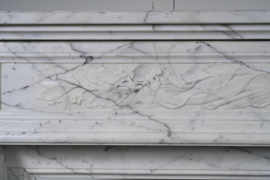 Cheminée de style Louis XVI aux attributs de Cupidon sculptée en marbre Arabescato-2