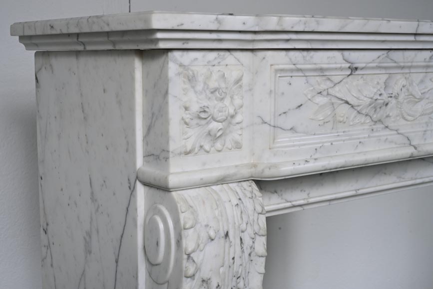 Cheminée de style Louis XVI aux attributs de Cupidon sculptée en marbre Arabescato-4