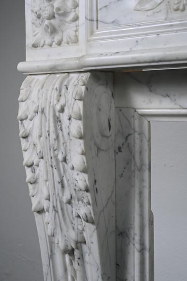 Cheminée de style Louis XVI aux attributs de Cupidon sculptée en marbre Arabescato-5