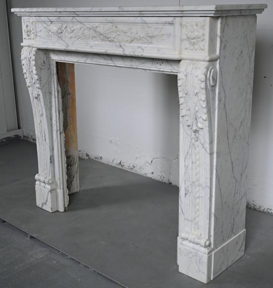 Cheminée de style Louis XVI aux attributs de Cupidon sculptée en marbre Arabescato-7