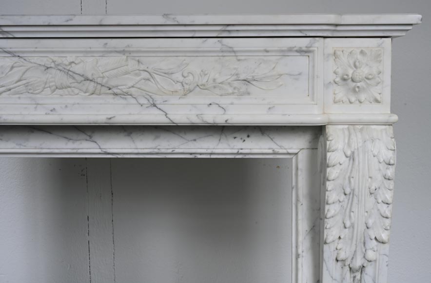 Cheminée de style Louis XVI aux attributs de Cupidon sculptée en marbre Arabescato-8