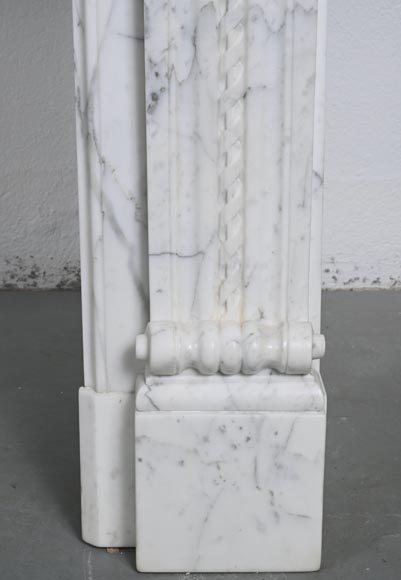 Cheminée de style Louis XVI aux attributs de Cupidon sculptée en marbre Arabescato-9