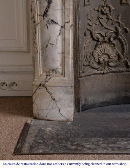 Belle Cheminée de style Louis XV à feuillette en marbre Saravenza-5
