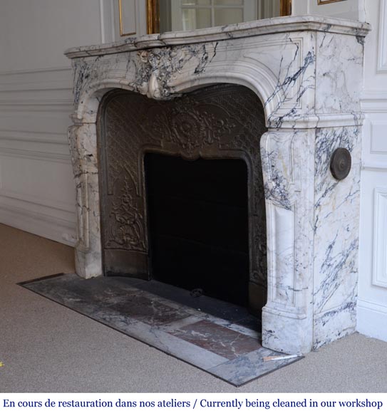 Belle Cheminée de style Louis XV à feuillette en marbre Saravenza-6