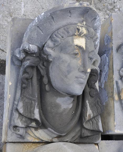 Ensemble de visages sculptés et d'éléments décoratifs en pierre de Soleil des Ardennes, fin du XIXe siècle-6