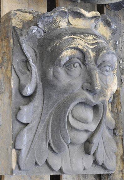Ensemble de visages sculptés et d'éléments décoratifs en pierre de Soleil des Ardennes, fin du XIXe siècle-9