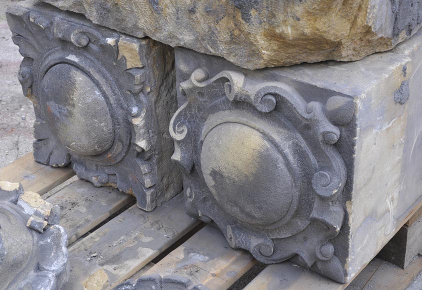 Ensemble de visages sculptés et d'éléments décoratifs en pierre de Soleil des Ardennes, fin du XIXe siècle-13