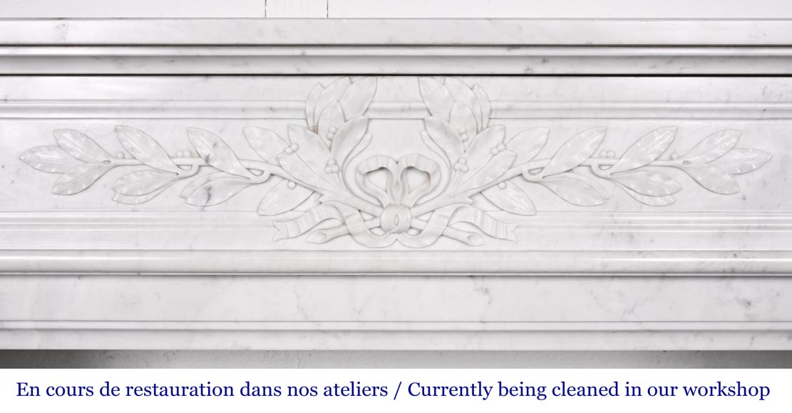 Cheminée de style Louis XVI en marbre de Carrare, à demi colonne et couronne de laurier-1