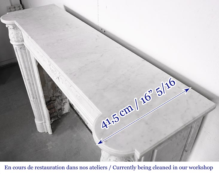 Cheminée de style Louis XVI en marbre de Carrare, à demi colonne et couronne de laurier-12