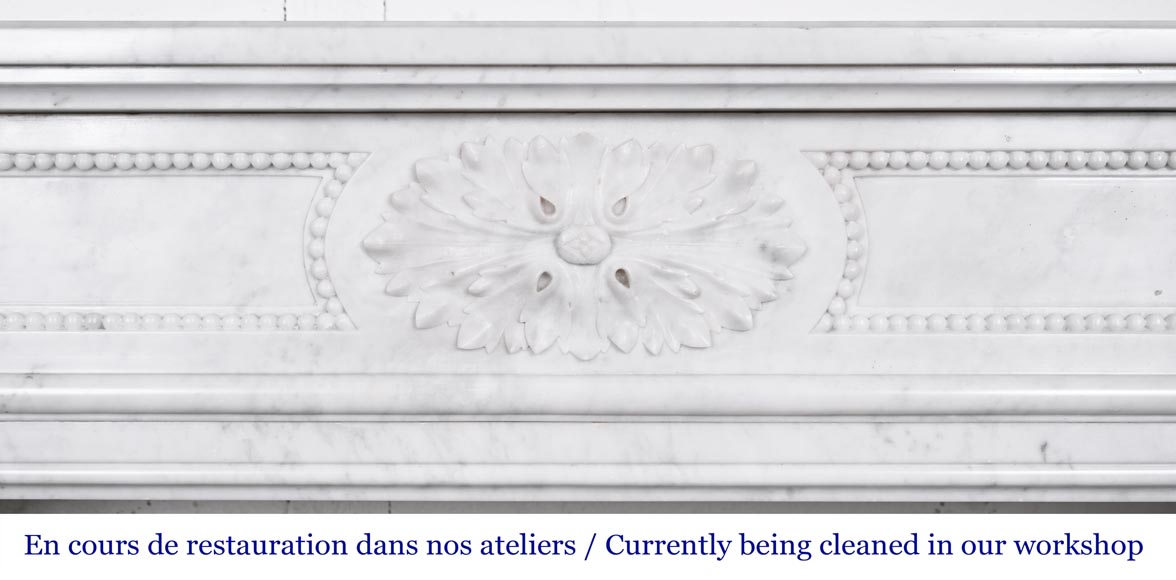 Cheminée de style Louis XVI en marbre de Carrare à coins arrondis Cheminée de style Louis XVI en marbre de Carrare à coins arrondis-1