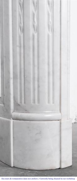 Cheminée de style Louis XVI en marbre de Carrare à coins arrondis Cheminée de style Louis XVI en marbre de Carrare à coins arrondis-6