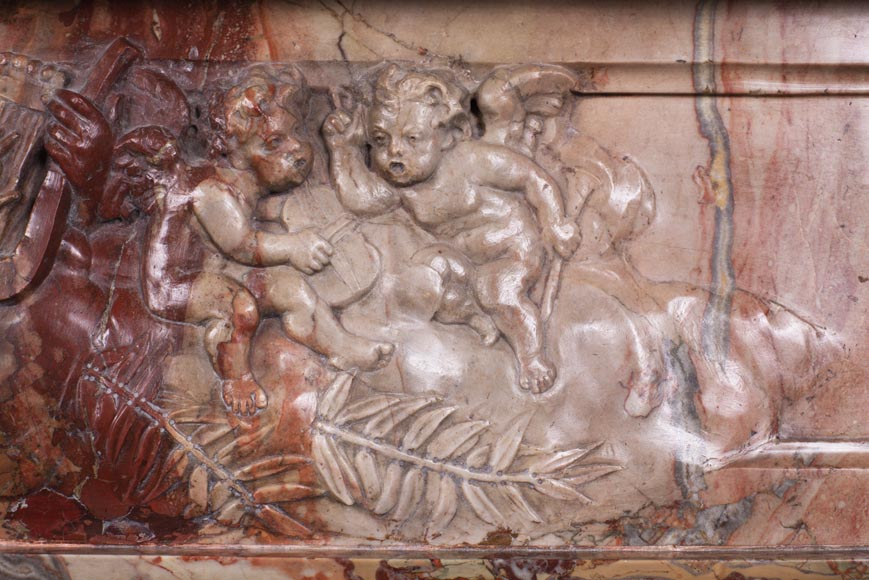 Cheminée ancienne de style néo-classique, en marbre Sarrancolin richement sculpté sur le thème des arts-3