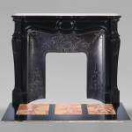 Cheminée de style Louis XV modèle Pompadour en marbre noir