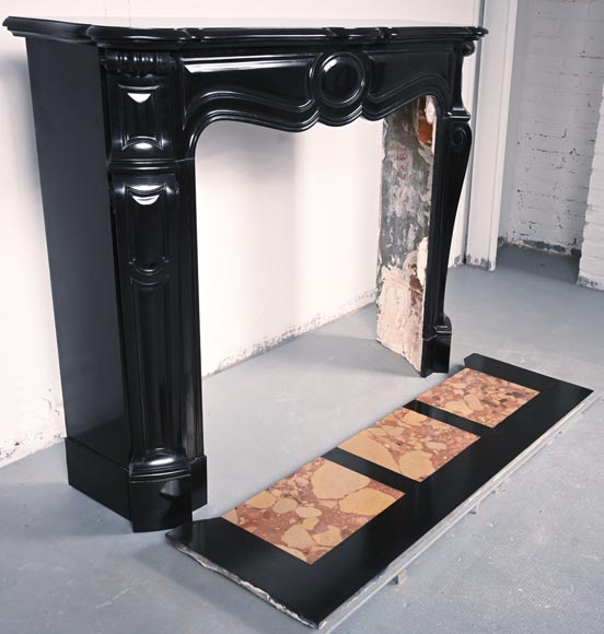 Cheminée de style Louis XV modèle Pompadour en marbre noir-2