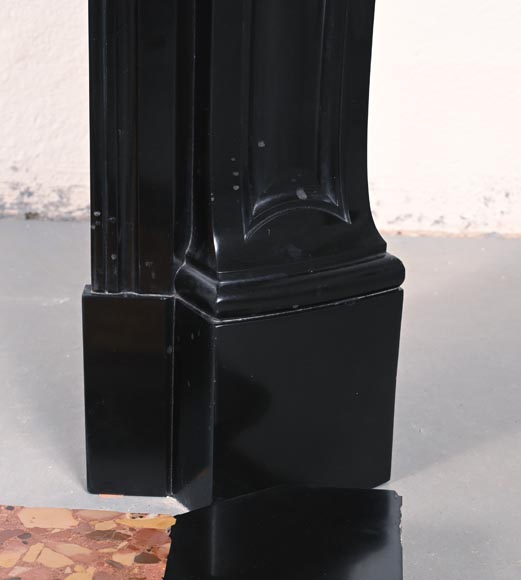 Cheminée de style Louis XV modèle Pompadour en marbre noir-7