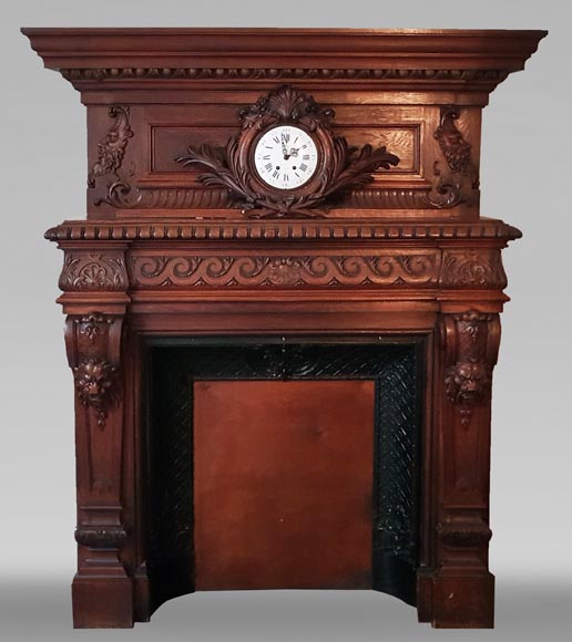 Cheminée ancienne de style Néo-Renaissance en chêne au fronton orné d'une horloge-0