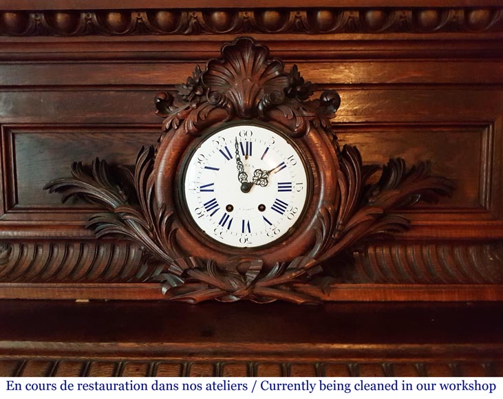 Cheminée ancienne de style Néo-Renaissance en chêne au fronton orné d'une horloge-2