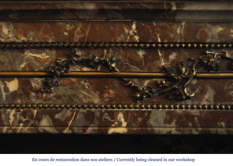 Cheminée ancienne de style Louis XVI à coins arrondis en marbre Rouge du Nord et ornements de bronze doré-2