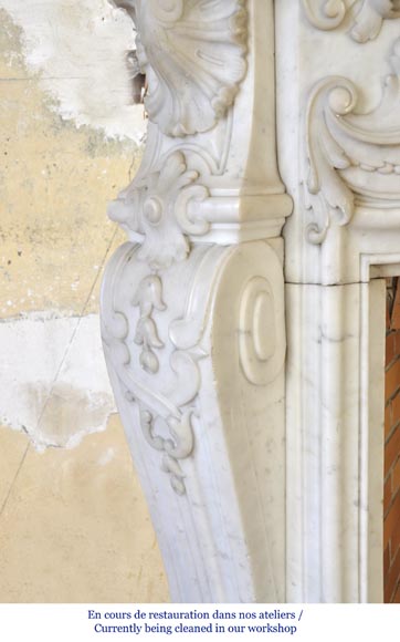 Exceptionnelle cheminée ancienne de style Louis XV opulent, très sculptée, en marbre blanc de Carrare -7