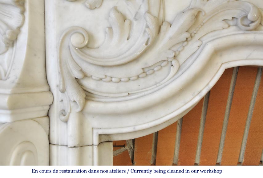 Exceptionnelle cheminée ancienne de style Louis XV opulent, très sculptée, en marbre blanc de Carrare -8