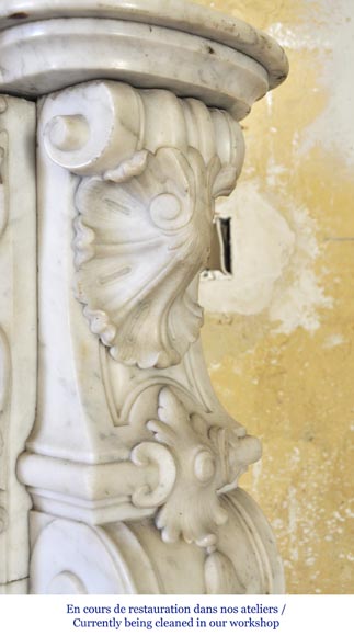 Exceptionnelle cheminée ancienne de style Louis XV opulent, très sculptée, en marbre blanc de Carrare -12