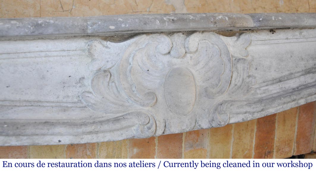 Cheminée d'époque Louis XV en pierre sculptée d'une coquille finement sculptée.-2