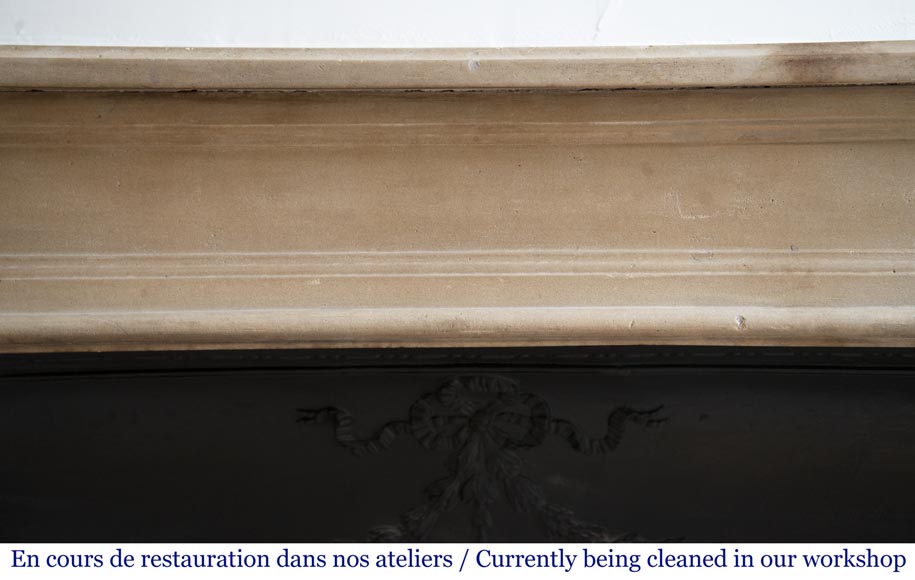 Cheminée ancienne de style Louis XVI en pierre légèrement galbée-1
