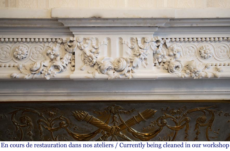 Exceptionnelle cheminée ancienne en marbre Blanc P de Carrare de style Louis XVI ornée de perles et de guirlandes de fleurs-1