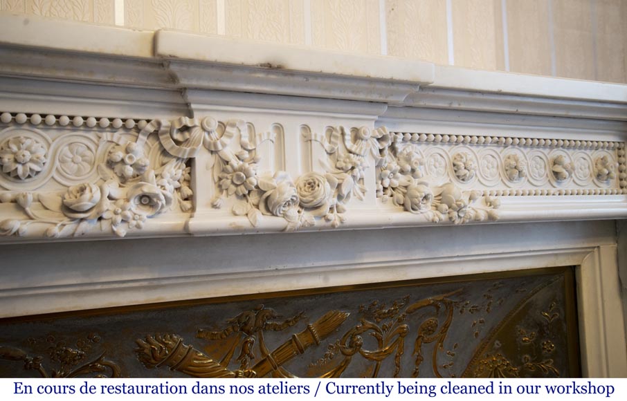 Exceptionnelle cheminée ancienne en marbre Blanc P de Carrare de style Louis XVI ornée de perles et de guirlandes de fleurs-2
