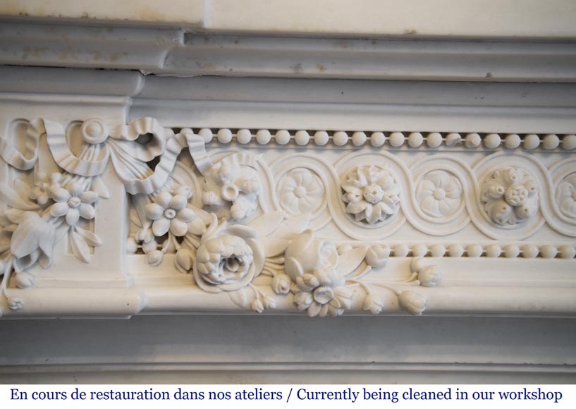 Exceptionnelle cheminée ancienne en marbre Blanc P de Carrare de style Louis XVI ornée de perles et de guirlandes de fleurs-3