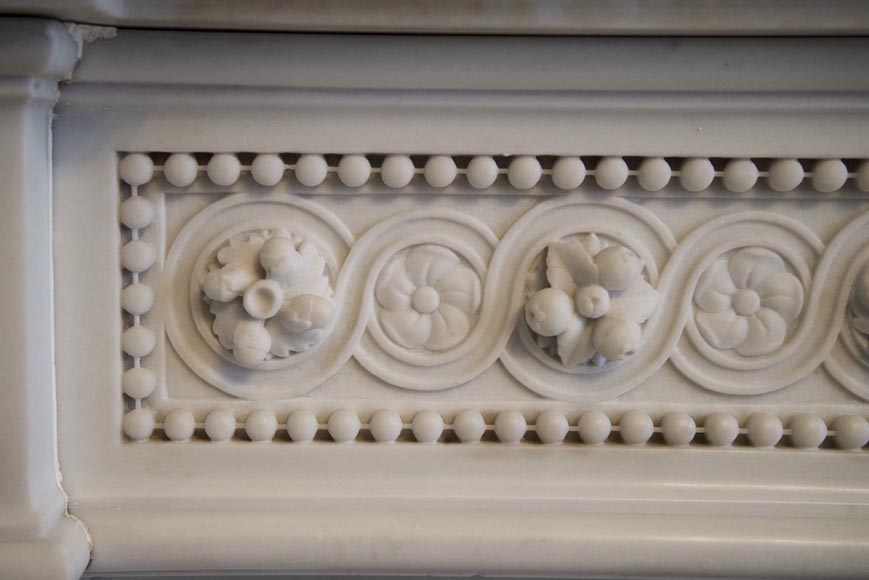 Exceptionnelle cheminée ancienne en marbre Blanc P de Carrare de style Louis XVI ornée de perles et de guirlandes de fleurs-5