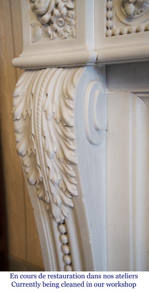 Exceptionnelle cheminée ancienne en marbre Blanc P de Carrare de style Louis XVI ornée de perles et de guirlandes de fleurs-8
