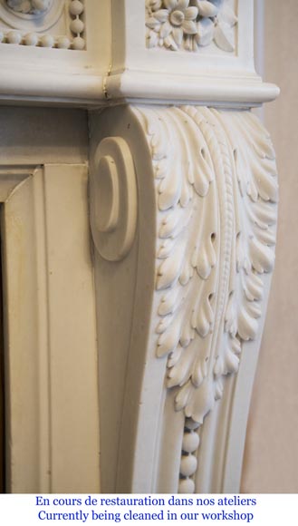 Exceptionnelle cheminée ancienne en marbre Blanc P de Carrare de style Louis XVI ornée de perles et de guirlandes de fleurs-13